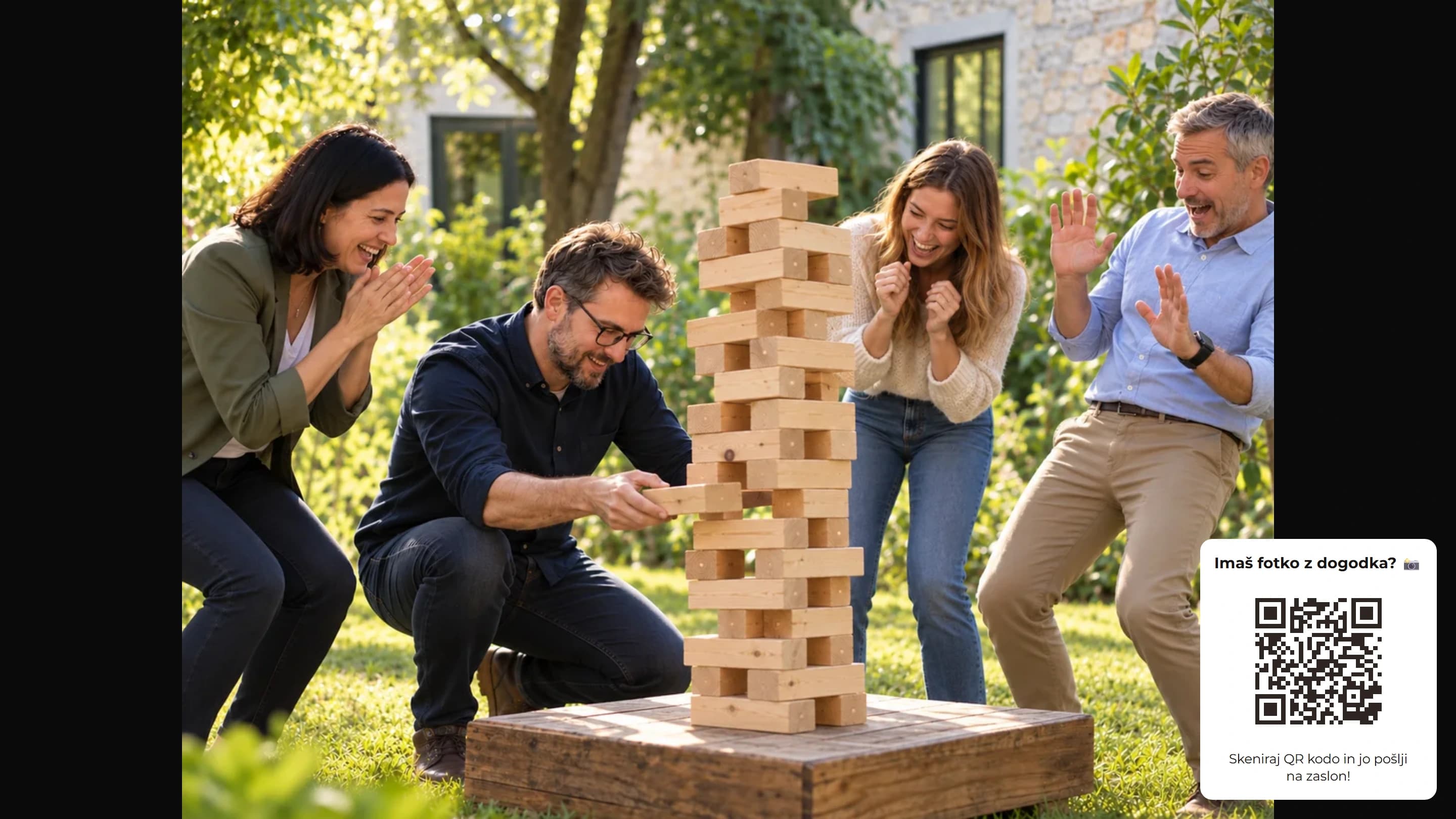 Live projekcija fotografije teambuildinga s QR kartico za dodajanje fotografij v spodnjem desnem kotu.